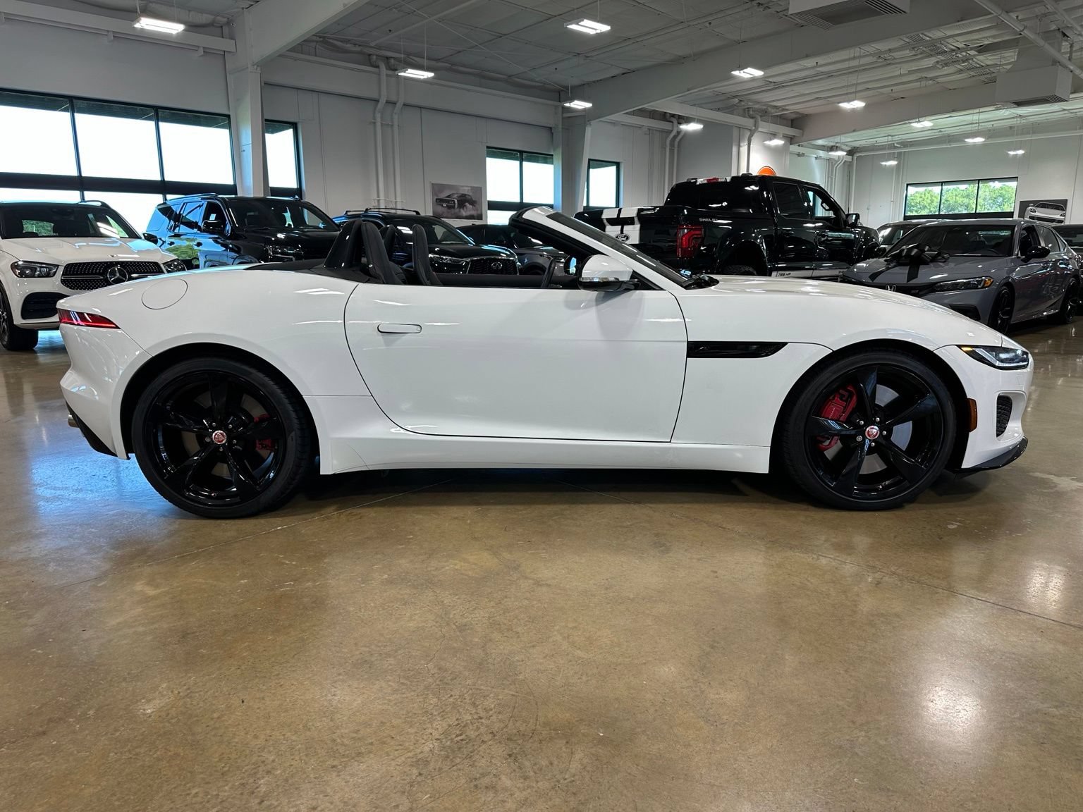 Used 2022 Jaguar F-TYPE Convertible RWD image 16
