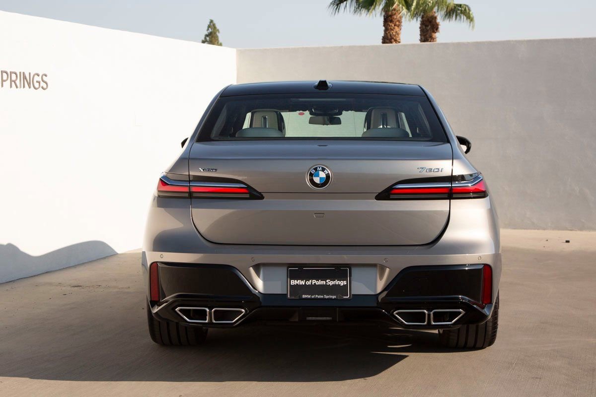 Certified 2025 BMW 760i xDrive w/ Executive Package AWD/4WD image 7