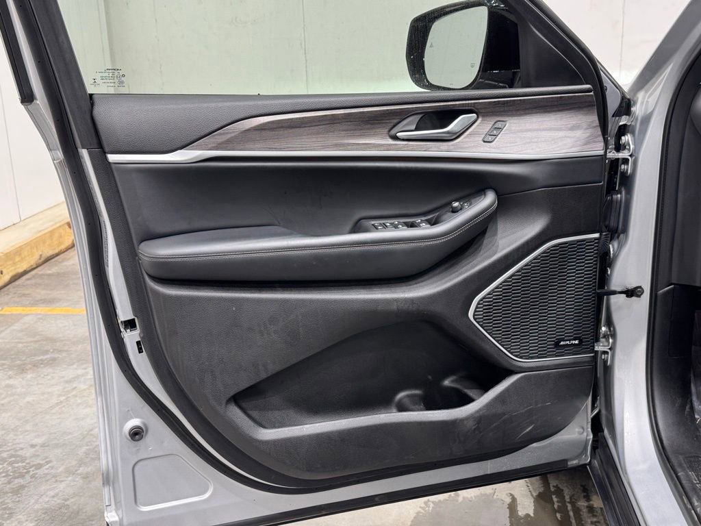 Used 2022 Jeep Grand Cherokee L Limited image 19