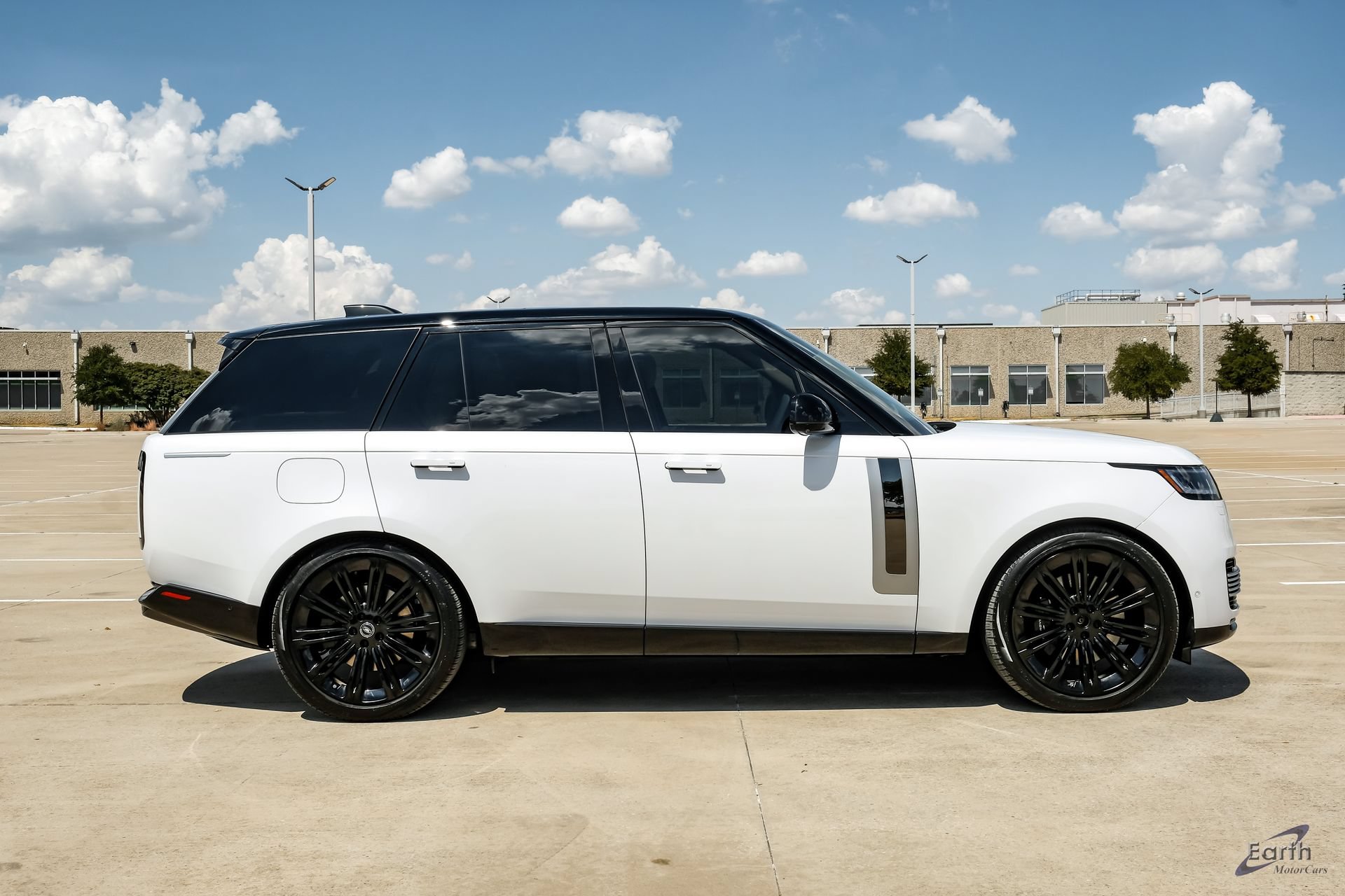 Used 2024 Land Rover Range Rover SV AWD/4WD image 15