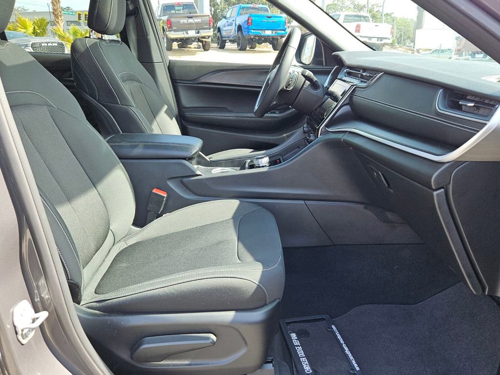 Used 2025 Jeep Grand Cherokee Laredo X w/ Luxury Tech Group I image 15