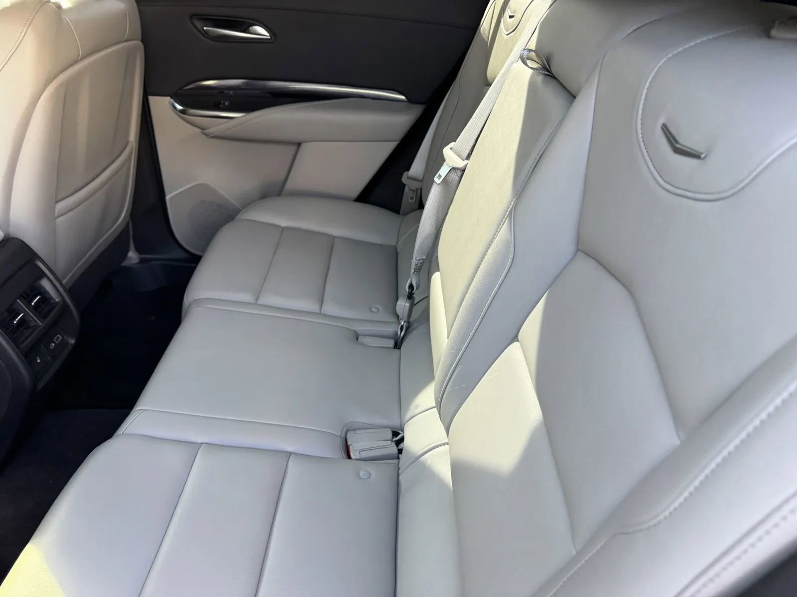 Used 2023 Cadillac XT4 Luxury w/ Cold Weather Package image 9