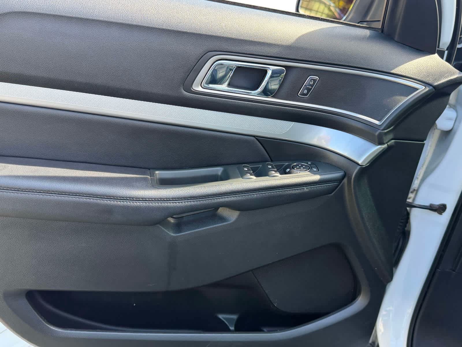 Used 2017 Ford Explorer XLT w/ Equipment Group 202A AWD/4WD image 18