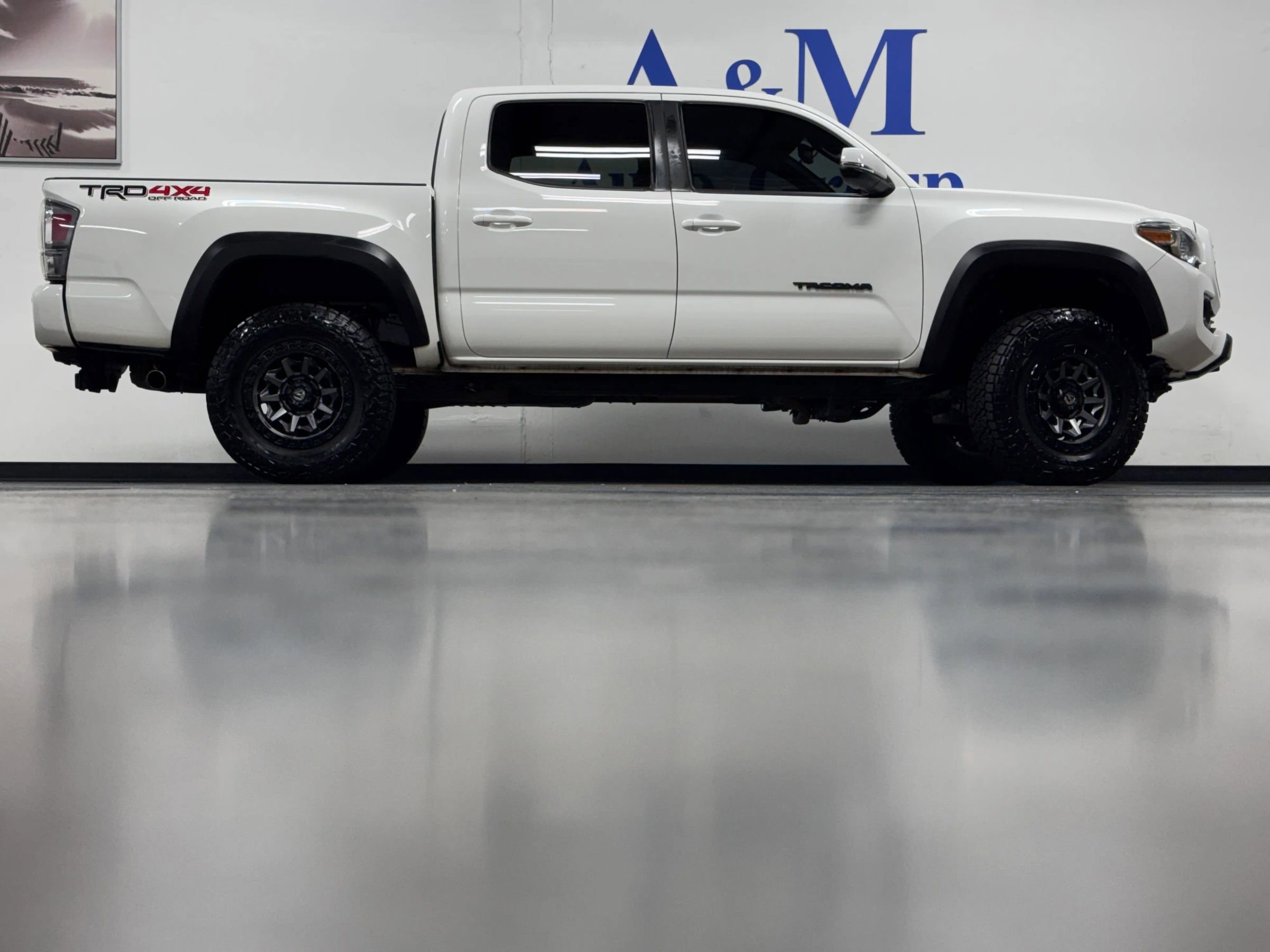 Used 2020 Toyota Tacoma TRD Off-Road w/ Technology Package image 4