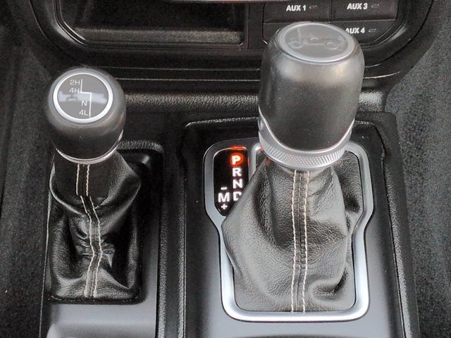 Used 2019 Jeep Wrangler Unlimited Sahara w/ Dual Top Group AWD/4WD image 19