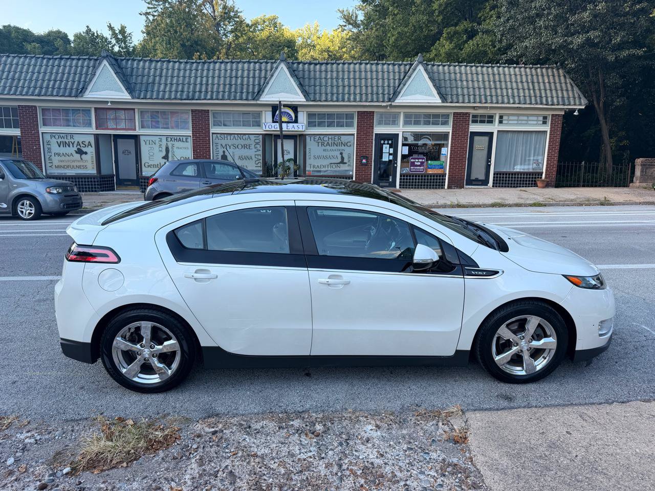 Used 2012 Chevrolet Volt Premium w/ Premium Trim Package FWD image 11