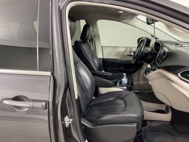Used 2020 Chrysler Pacifica Touring-L image 30