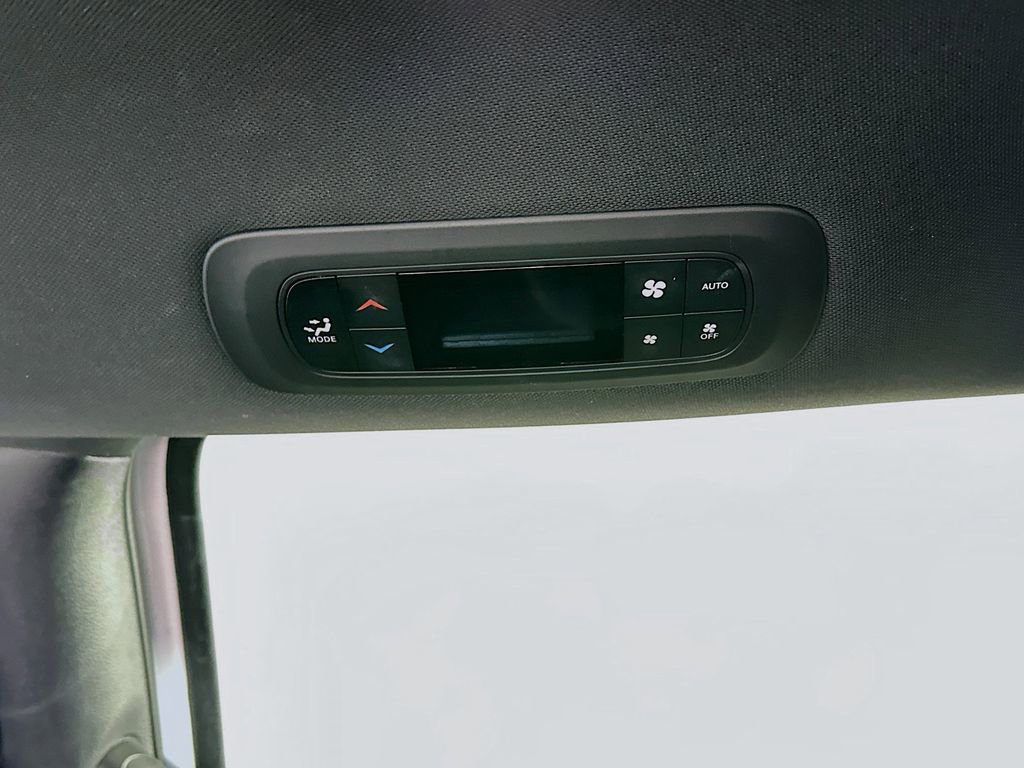 Used 2025 Chrysler Pacifica Select FWD image 32