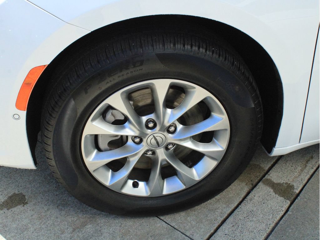 Used 2023 Chrysler Pacifica Touring-L AWD/4WD image 38