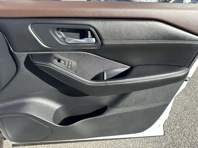 Used 2023 Nissan Rogue SV w/ SV Premium B Package image 9