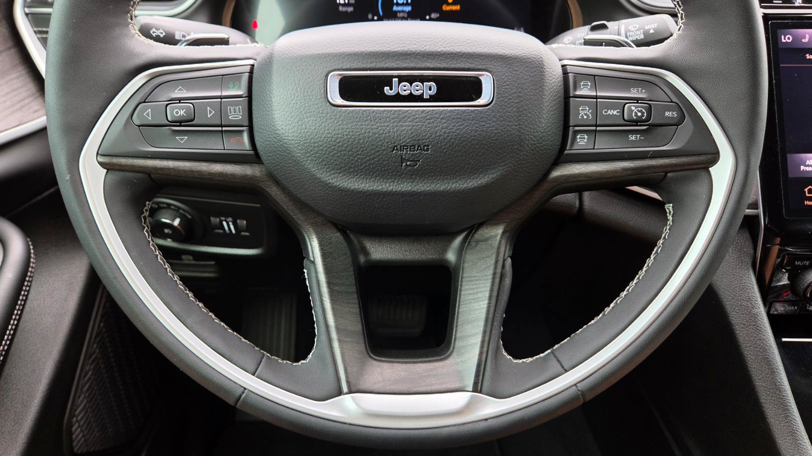 Used 2025 Jeep Grand Cherokee Limited w/ Luxury Tech Group II RWD image 26
