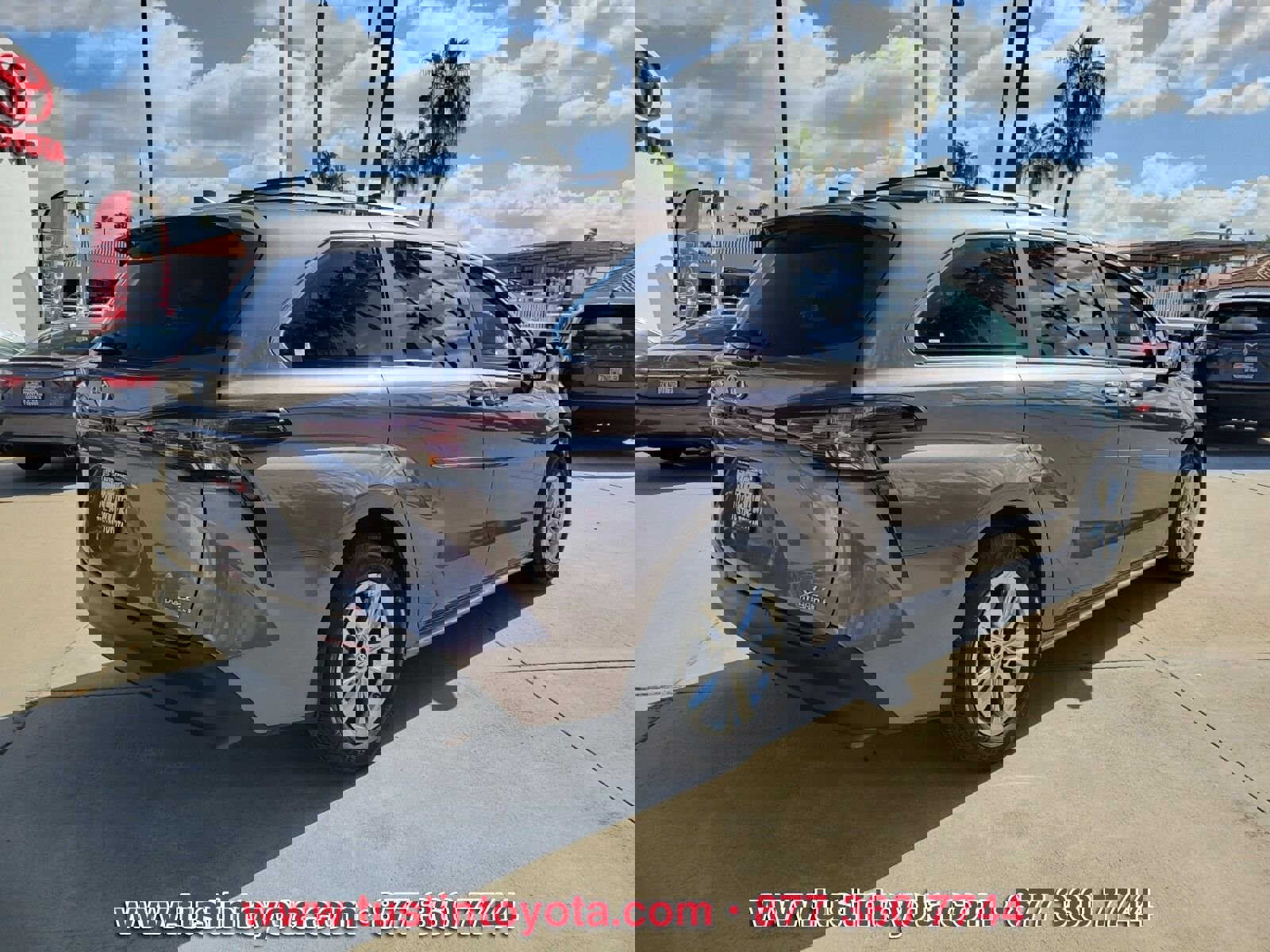 Certified 2023 Toyota Sienna XLE w/ XLE Plus Package FWD image 4