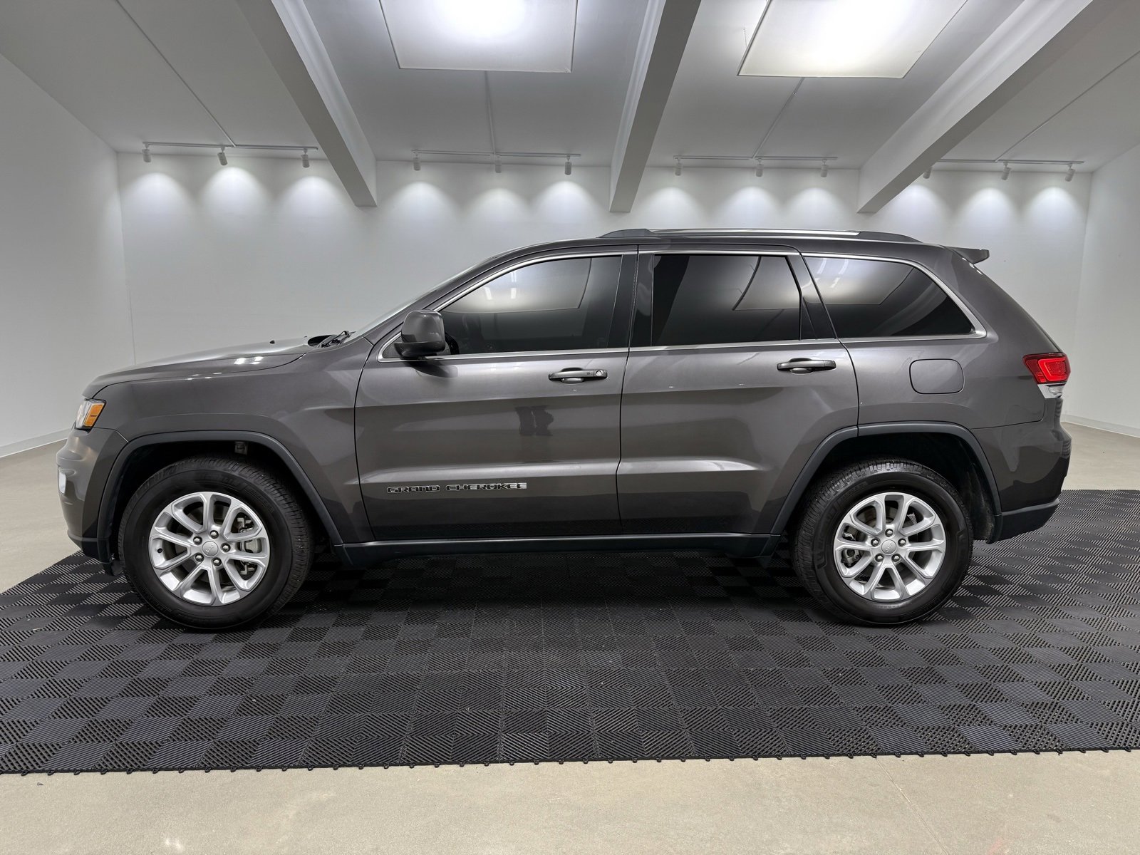 Used 2021 Jeep Grand Cherokee Laredo X image 4