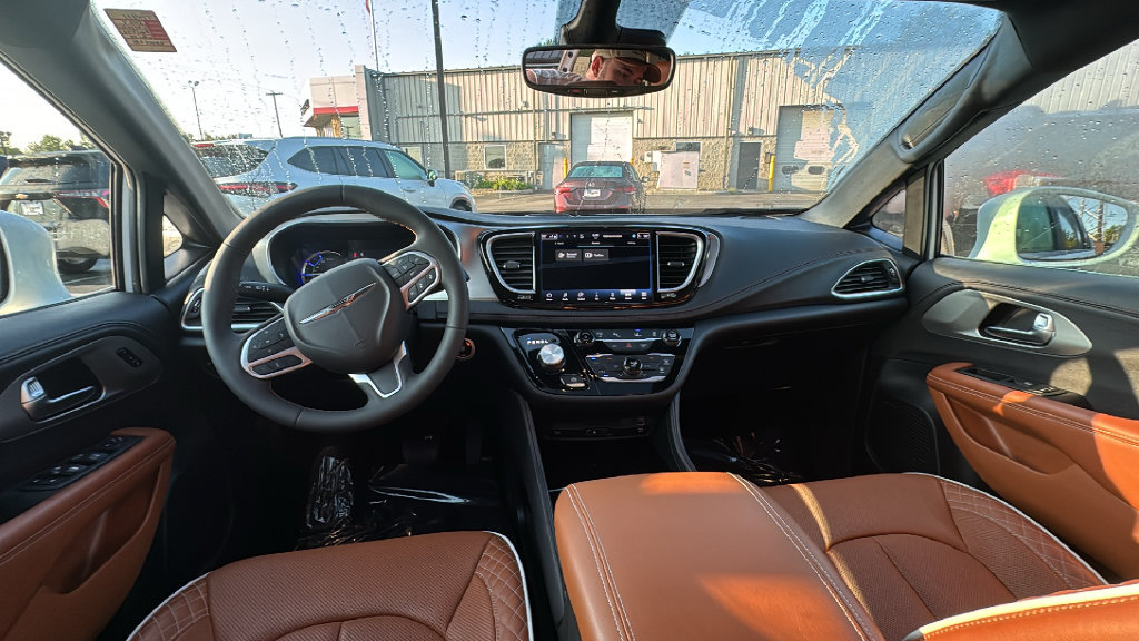 Used 2024 Chrysler Pacifica Pinnacle FWD image 8