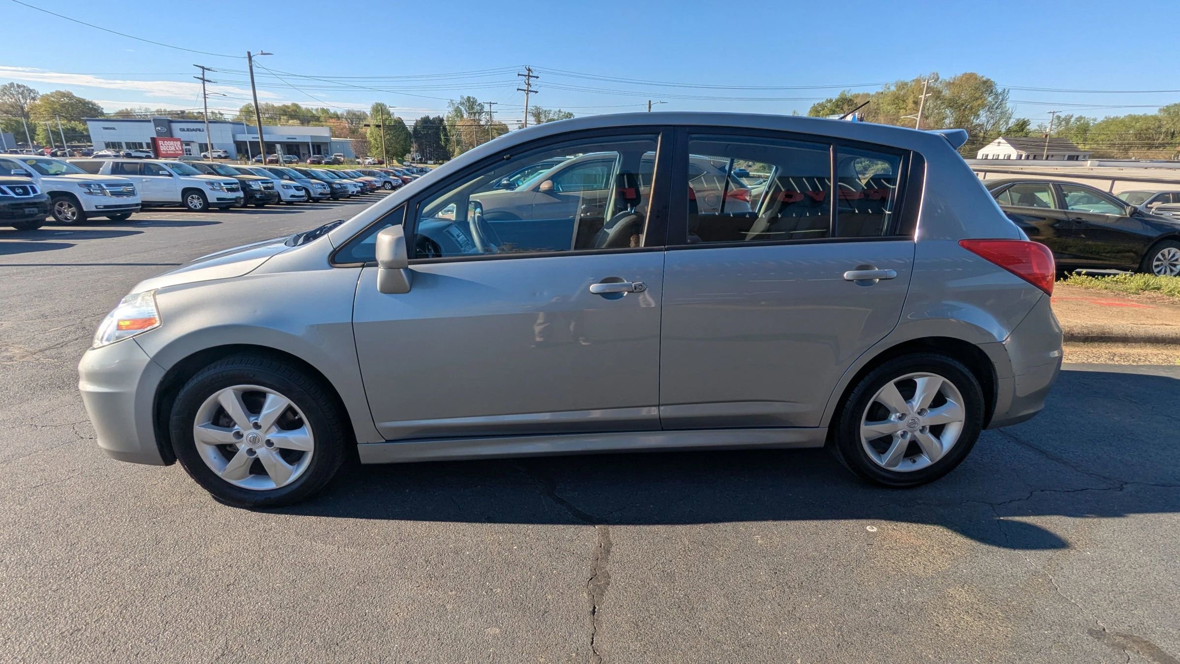 Used 2011 Nissan Versa SL w/ Premium Pkg image 4