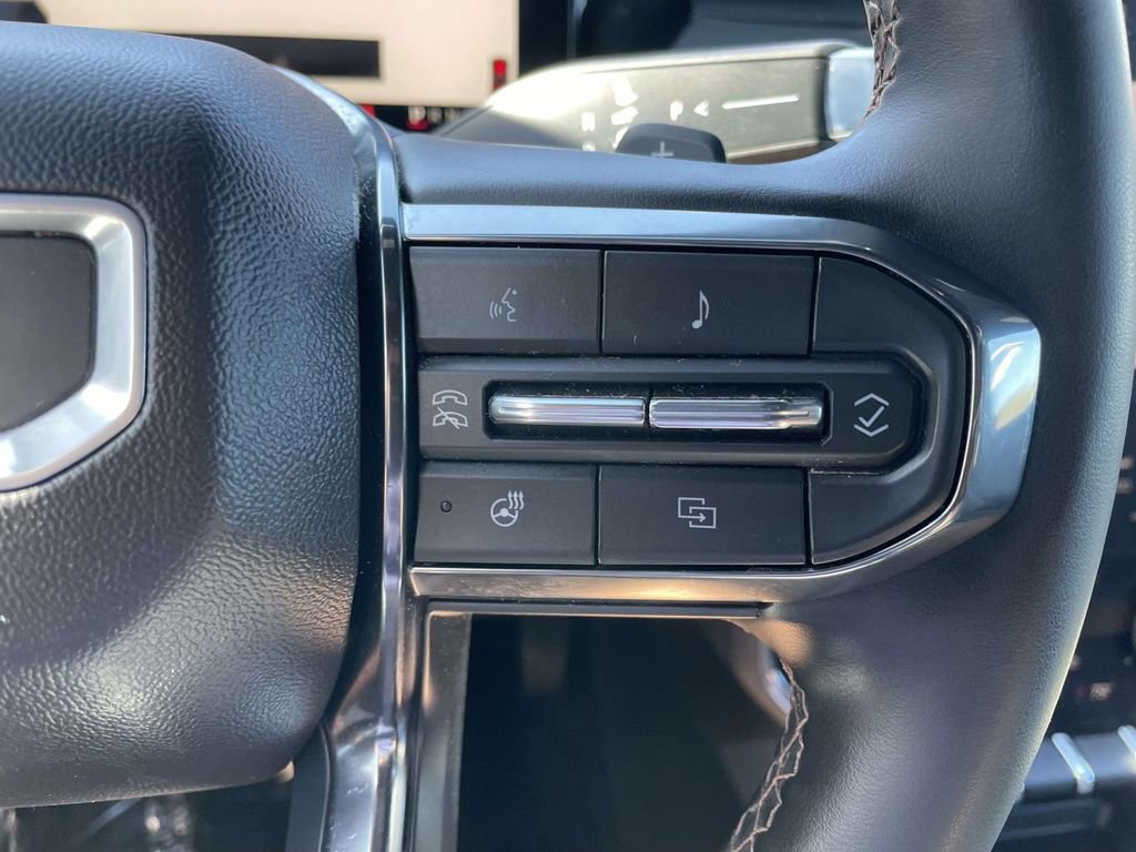 Used 2024 GMC Acadia AT4 w/ Luxury Package image 32