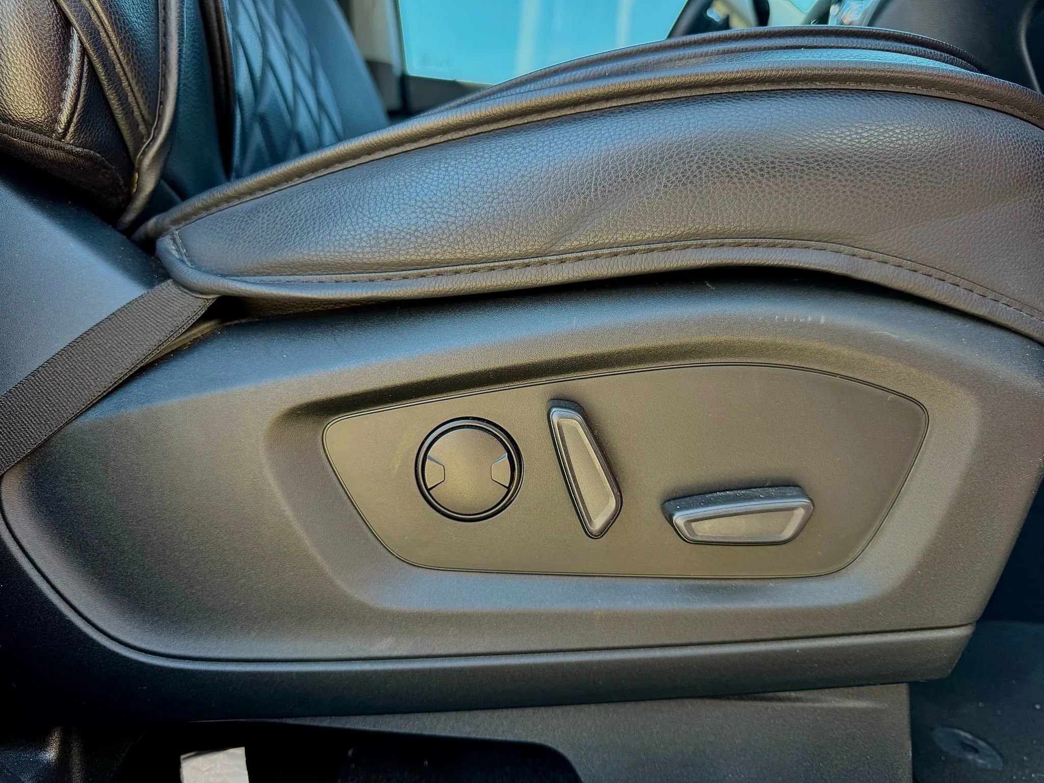 Used 2020 Ford Explorer XLT w/ Equipment Group 202A image 20