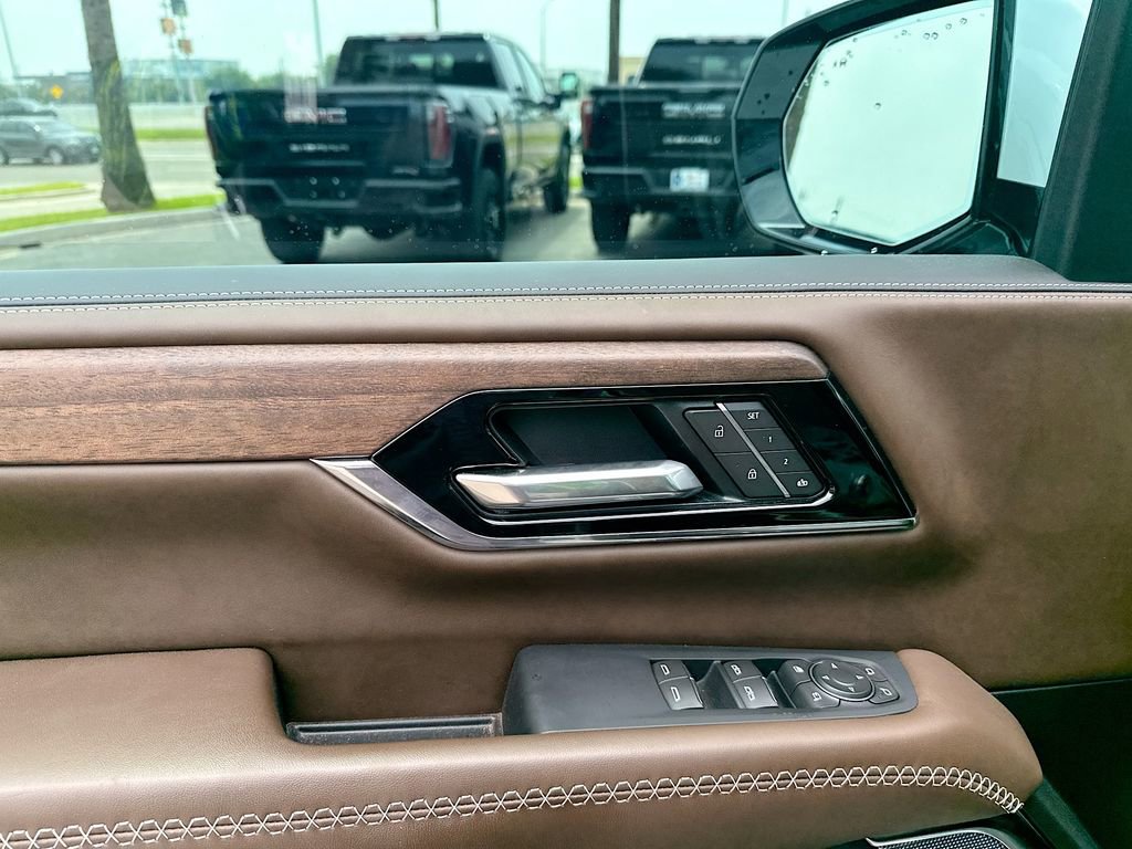 Used 2025 GMC Yukon Denali Ultimate AWD/4WD image 9