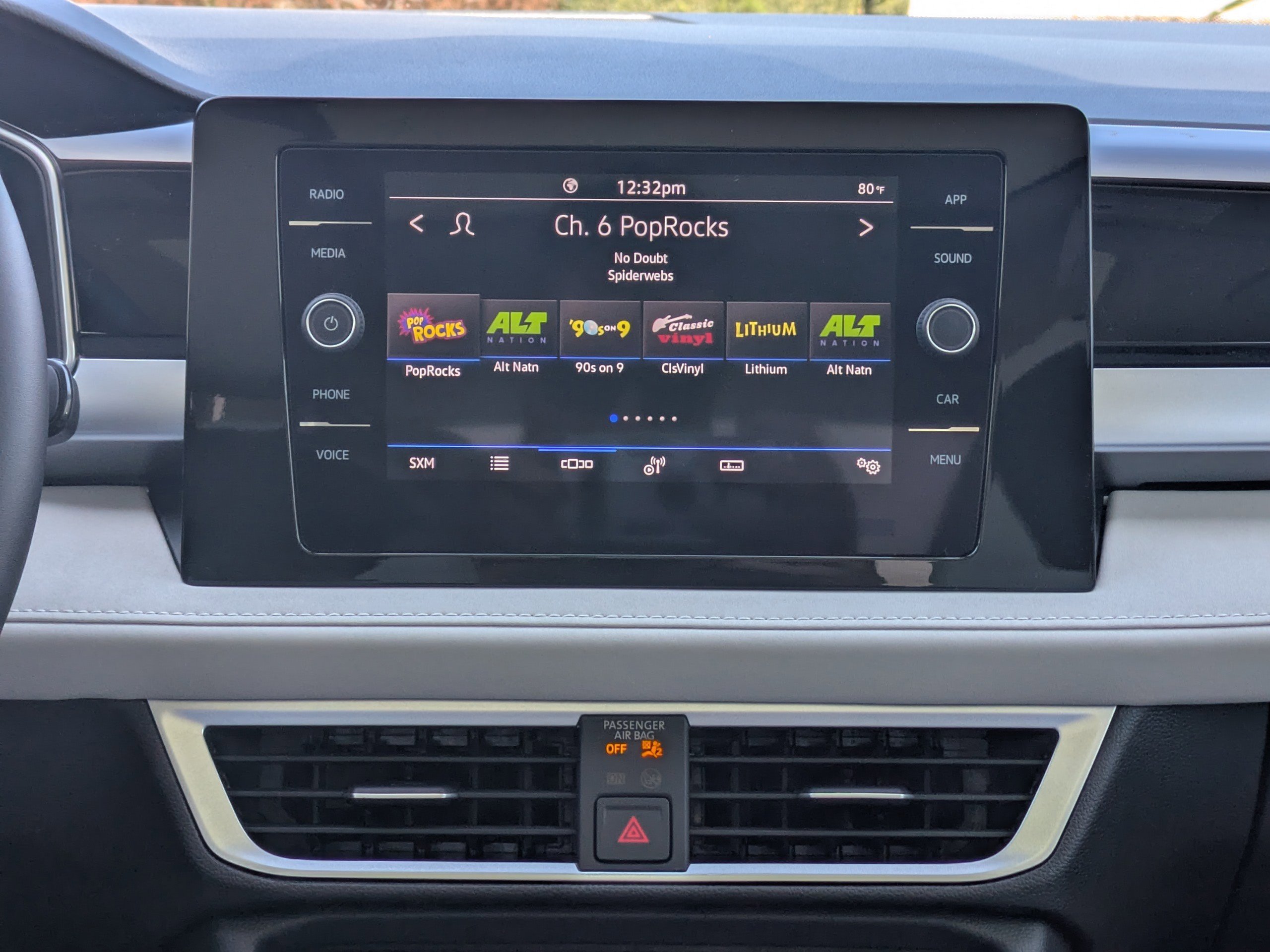 Certified 2025 Volkswagen Taos SE image 18