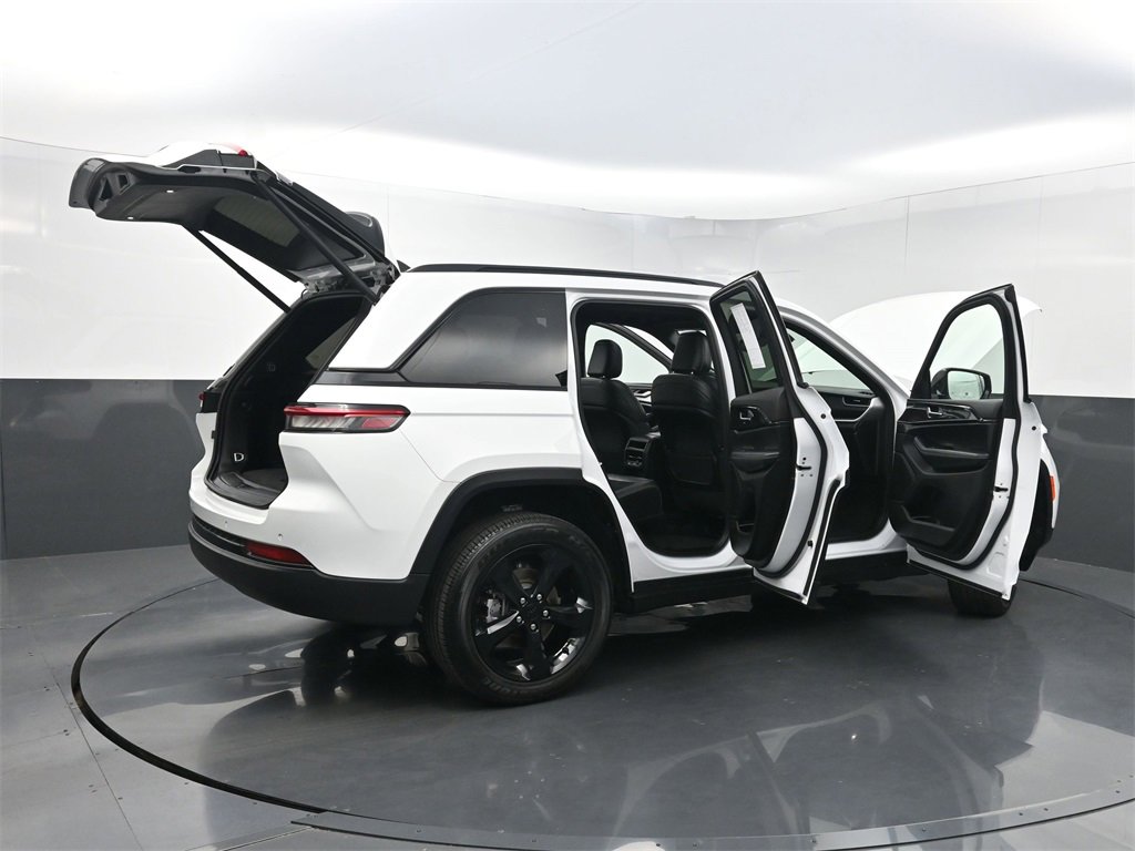 Used 2023 Jeep Grand Cherokee Altitude image 41