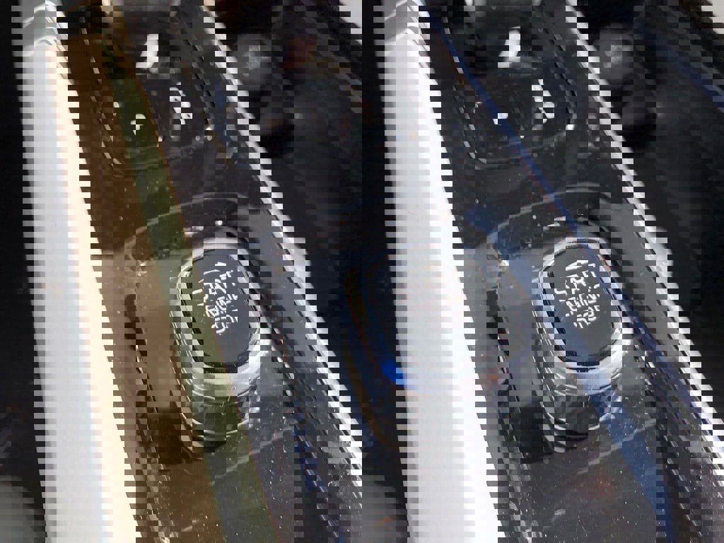 Used 2023 Volvo XC60 T8 Plus image 31