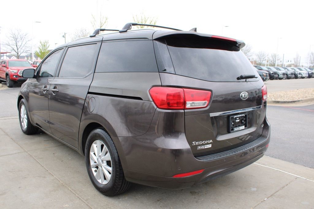 Used 2017 Kia Sedona LX w/ LX Essentials Premium Package image 5