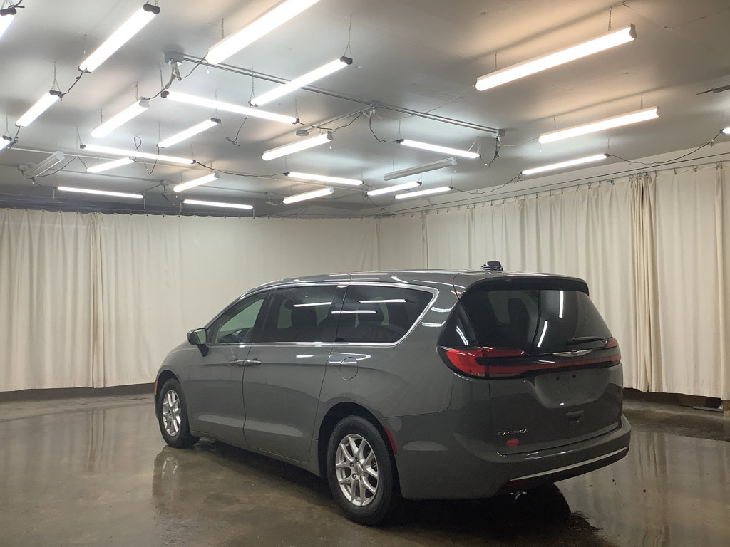 Used 2023 Chrysler Pacifica Touring-L image 9