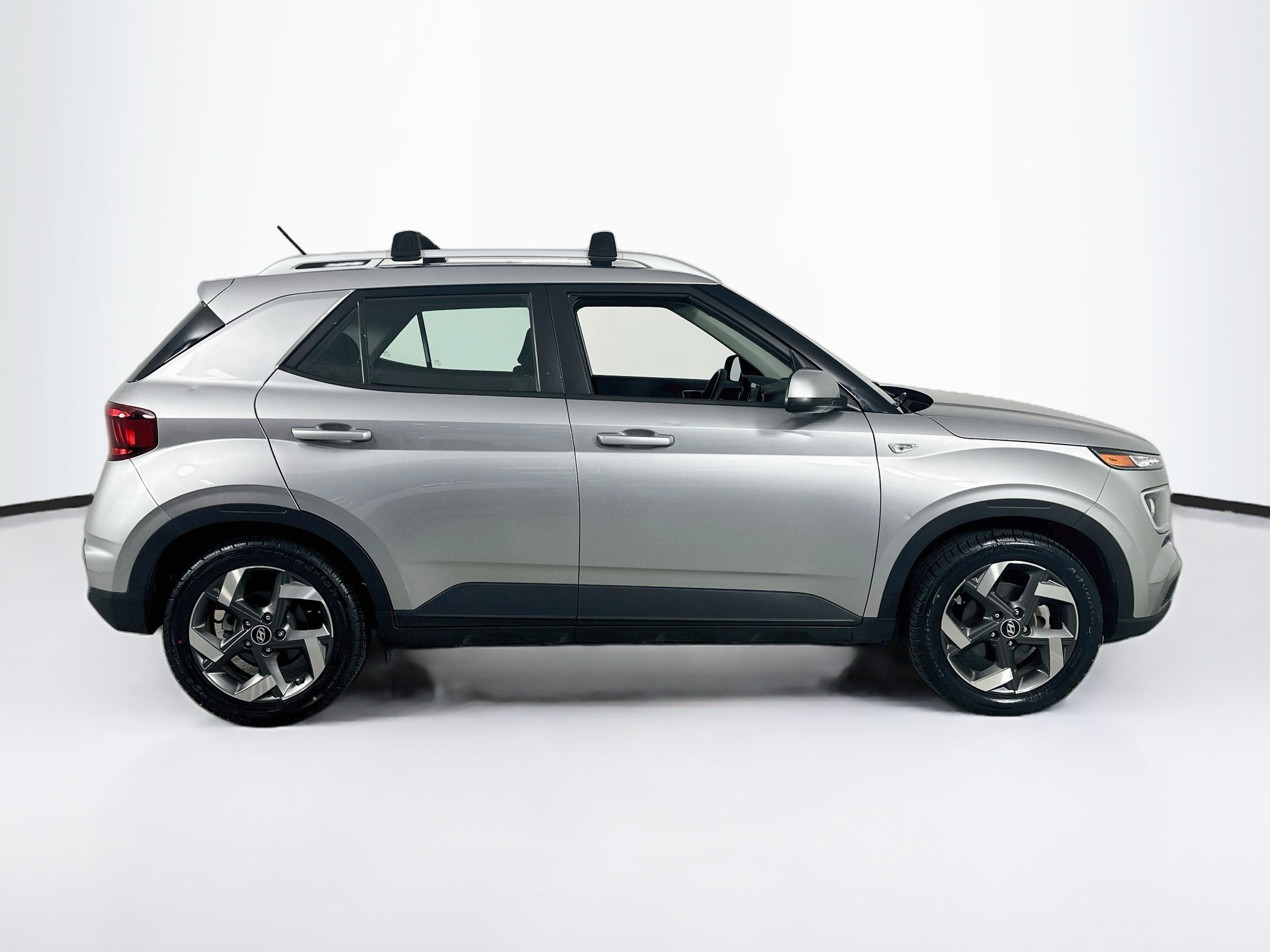 Used 2023 Hyundai Venue SEL FWD image 4