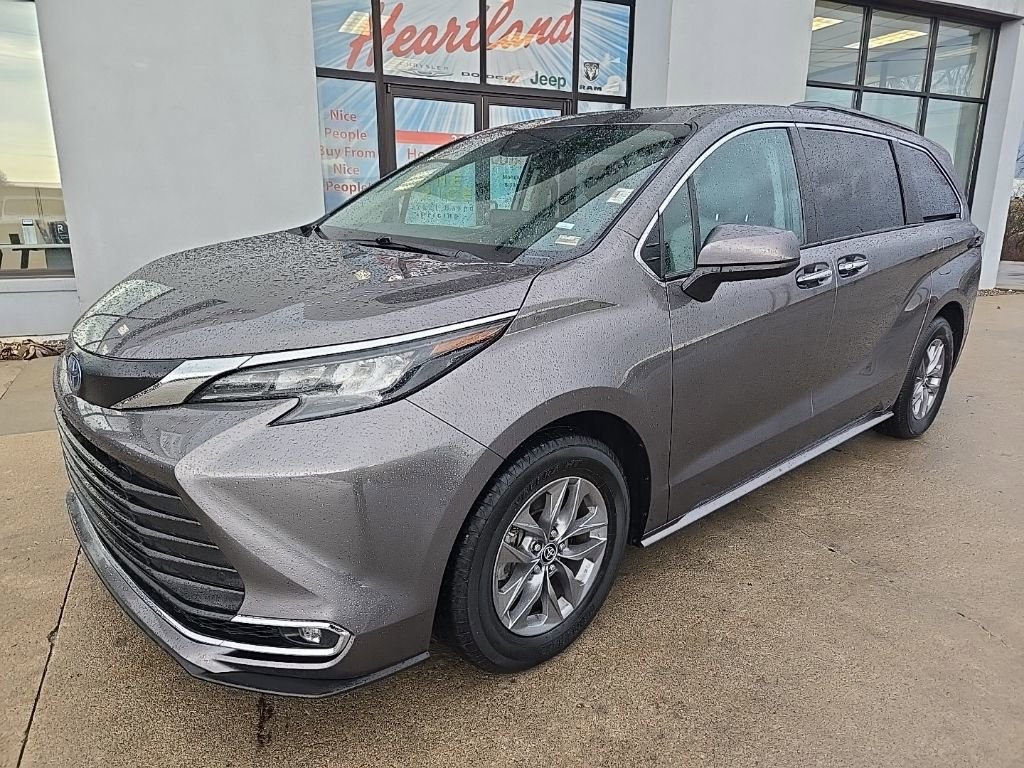Used 2024 Toyota Sienna XLE image 2