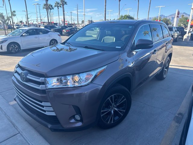 Used 2018 Toyota Highlander Plus w/ Carpet Mat Package (TMS) FWD image 1