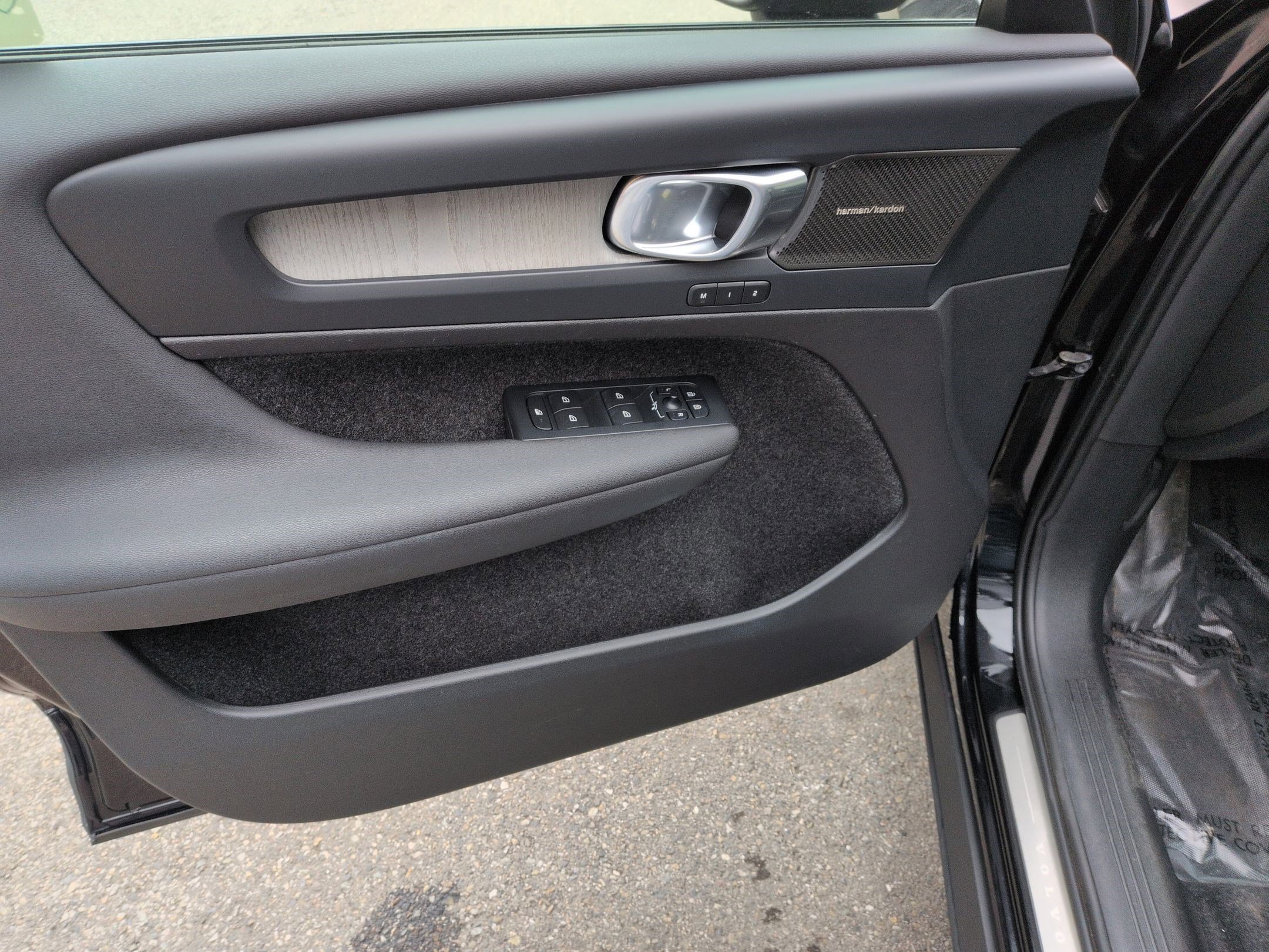 Certified 2023 Volvo XC40 B5 Ultimate w/ Climate Package image 12