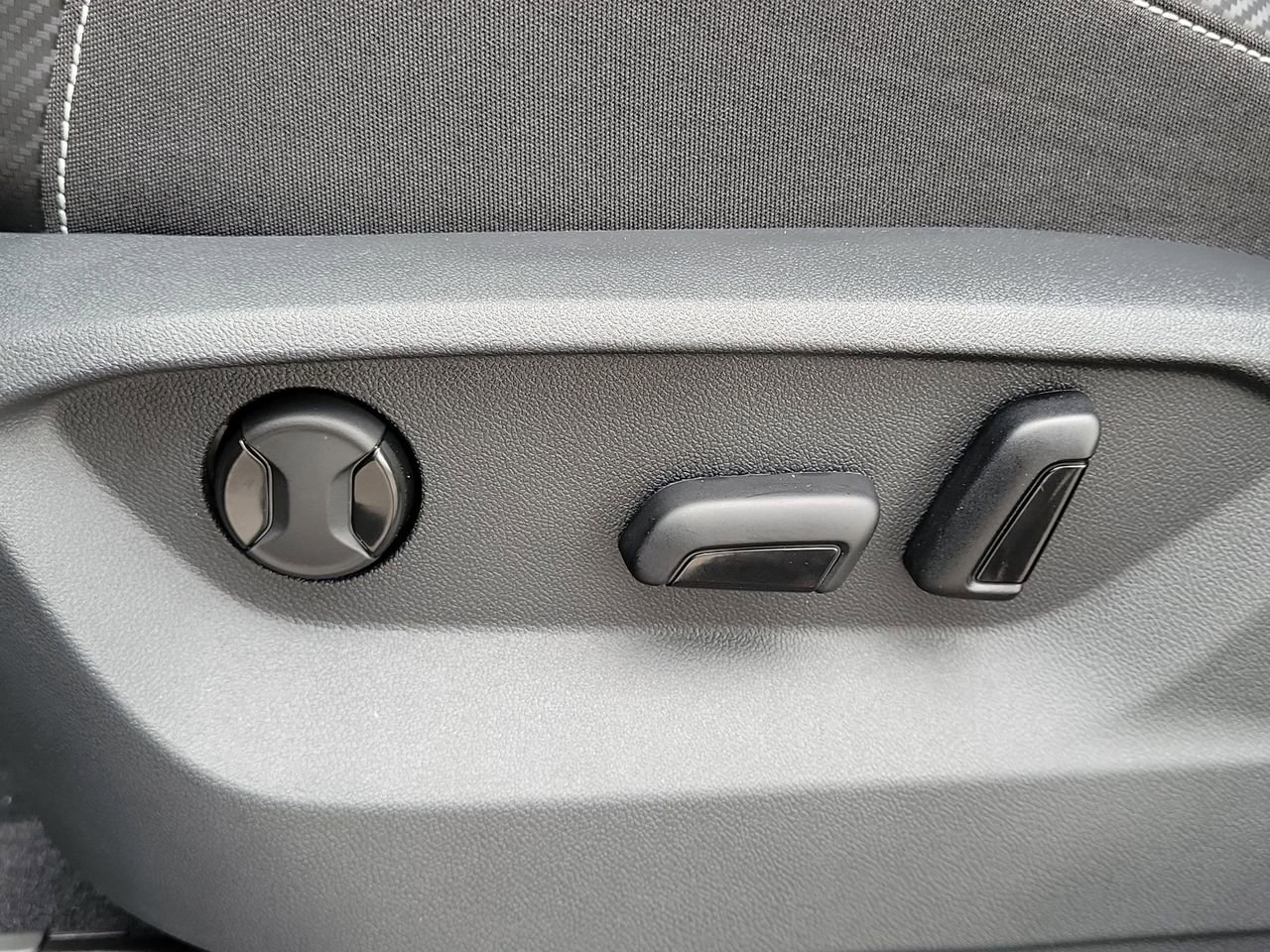 Used 2025 Volkswagen Atlas Cross Sport SE image 23