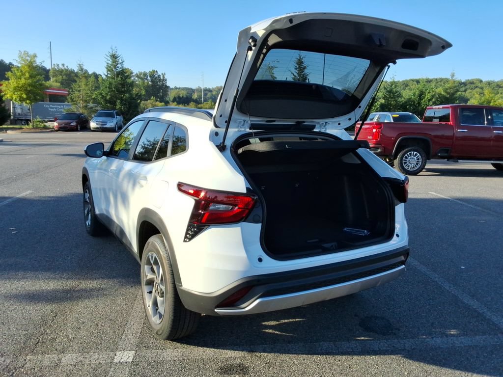 New 2026 Chevrolet Trax LT w/ Driver Confidence Package FWD image 13