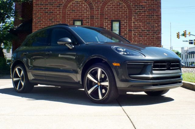 Used 2023 Porsche Macan AWD/4WD image 3