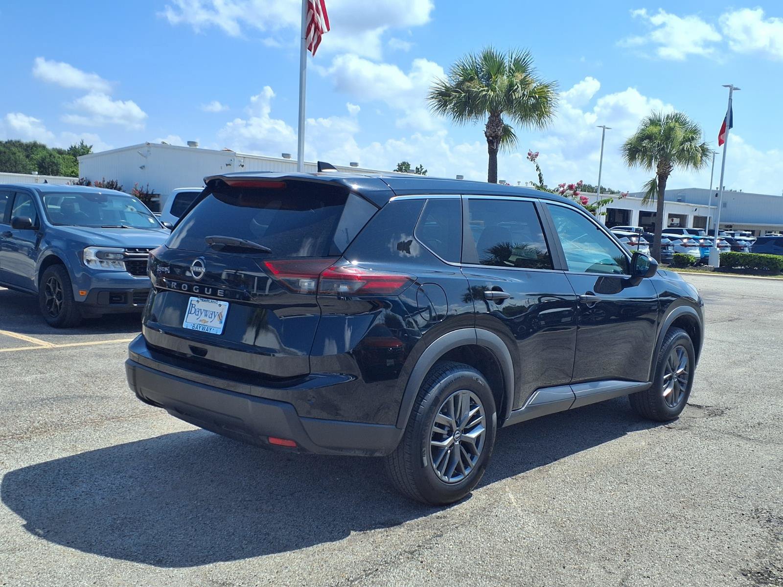 Used 2024 Nissan Rogue S FWD image 2