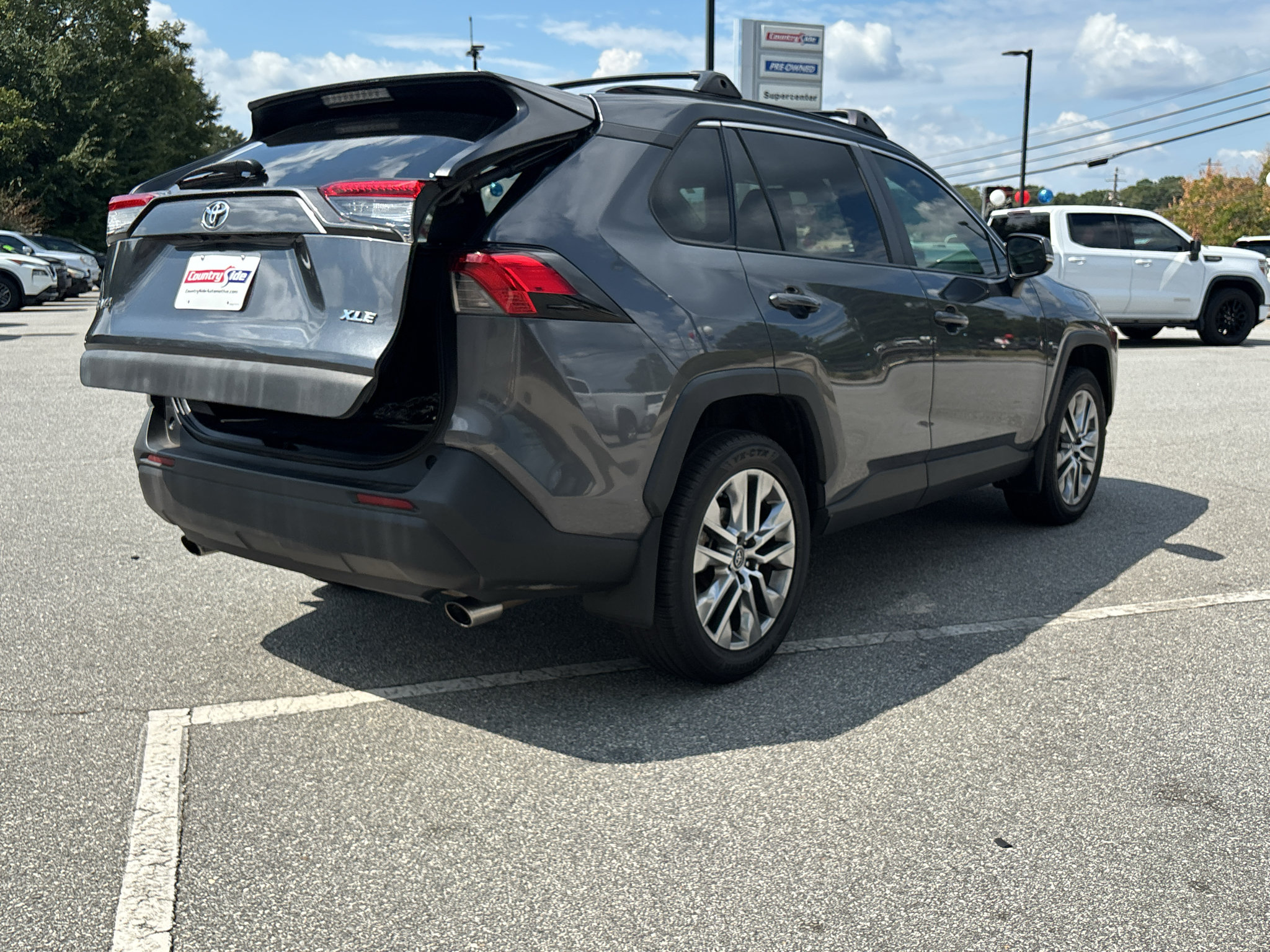 Used 2019 Toyota RAV4 XLE Premium FWD image 6