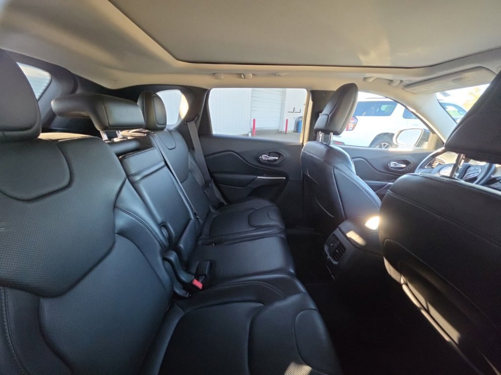 Used 2019 Jeep Cherokee Overland w/ Technology Group AWD/4WD image 5