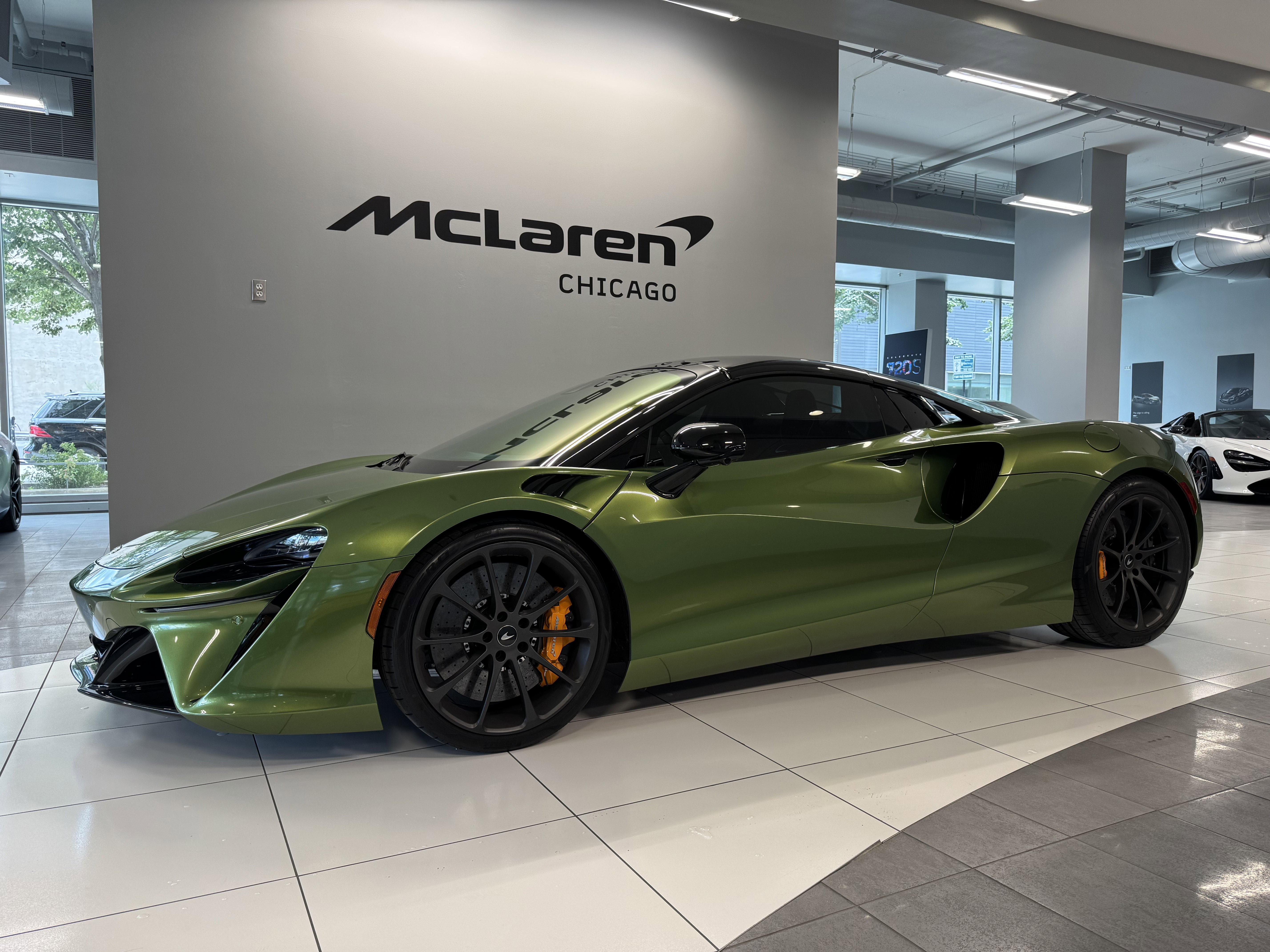 Used 2025 McLaren Artura Spider image 2