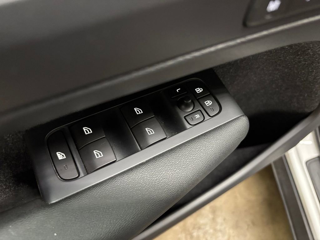 Used 2019 Volvo XC40 T4 Momentum image 13