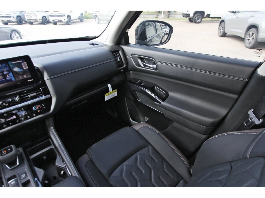 New 2026 Nissan Pathfinder Platinum FWD image 8