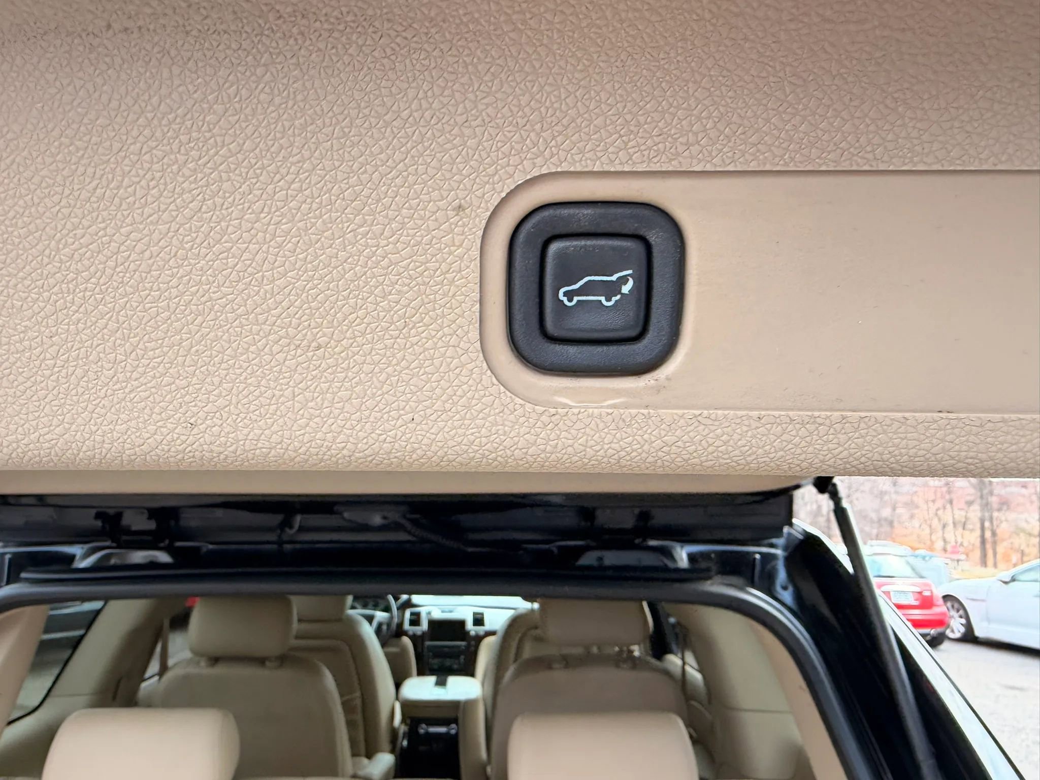 Used 2010 Cadillac Escalade Premium image 24