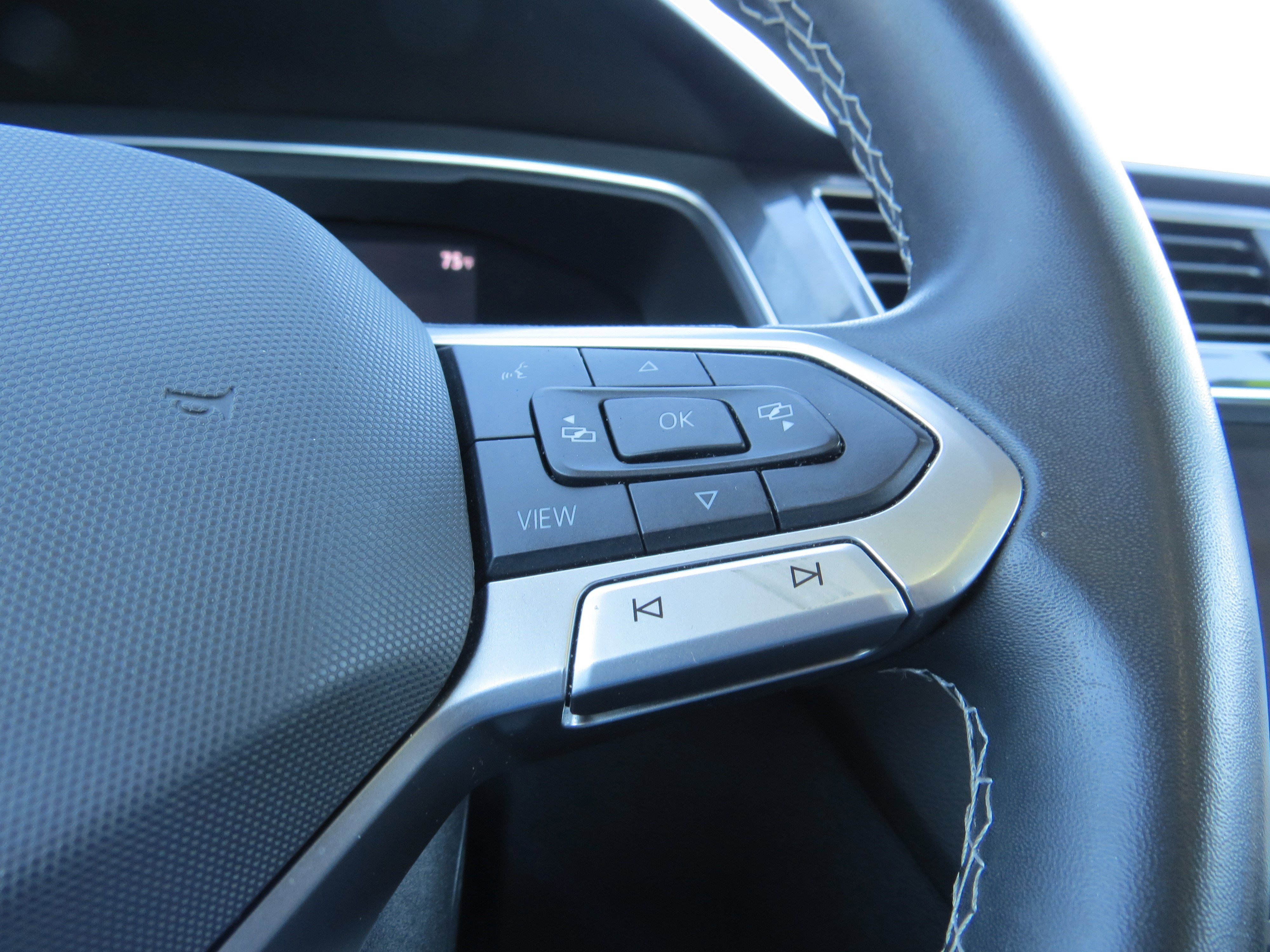 Used 2022 Volkswagen Tiguan SE w/ Panoramic Sunroof Package image 23