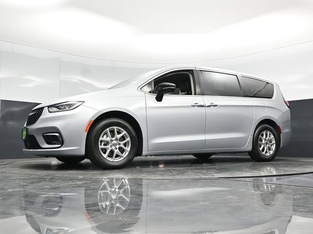 Certified 2024 Chrysler Pacifica Touring-L FWD image 59