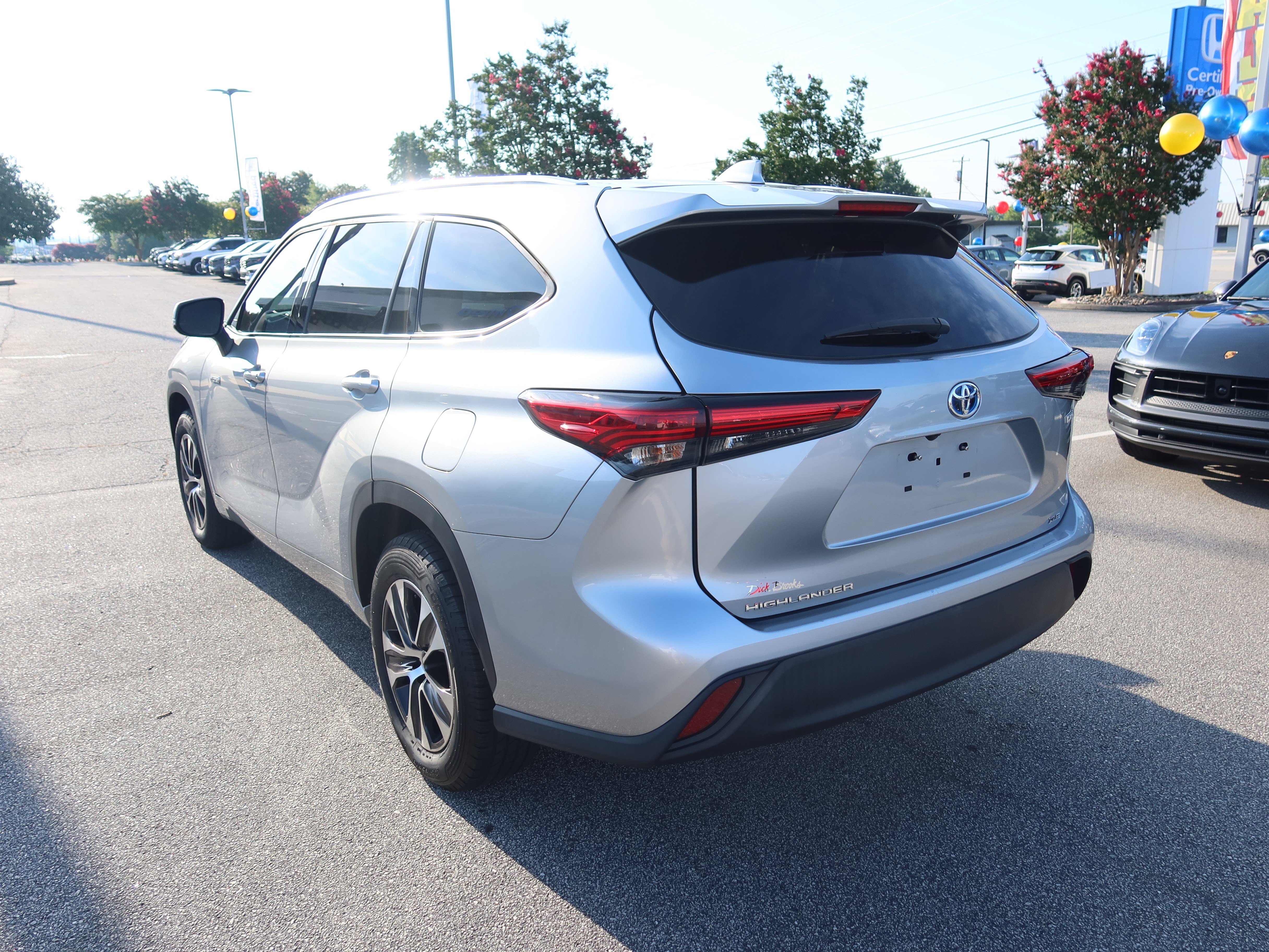 Used 2021 Toyota Highlander XLE FWD image 7