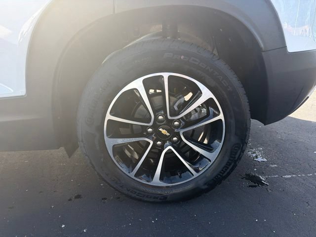 Used 2024 Chevrolet TrailBlazer LT w/ LPO, Blackout Package FWD image 9