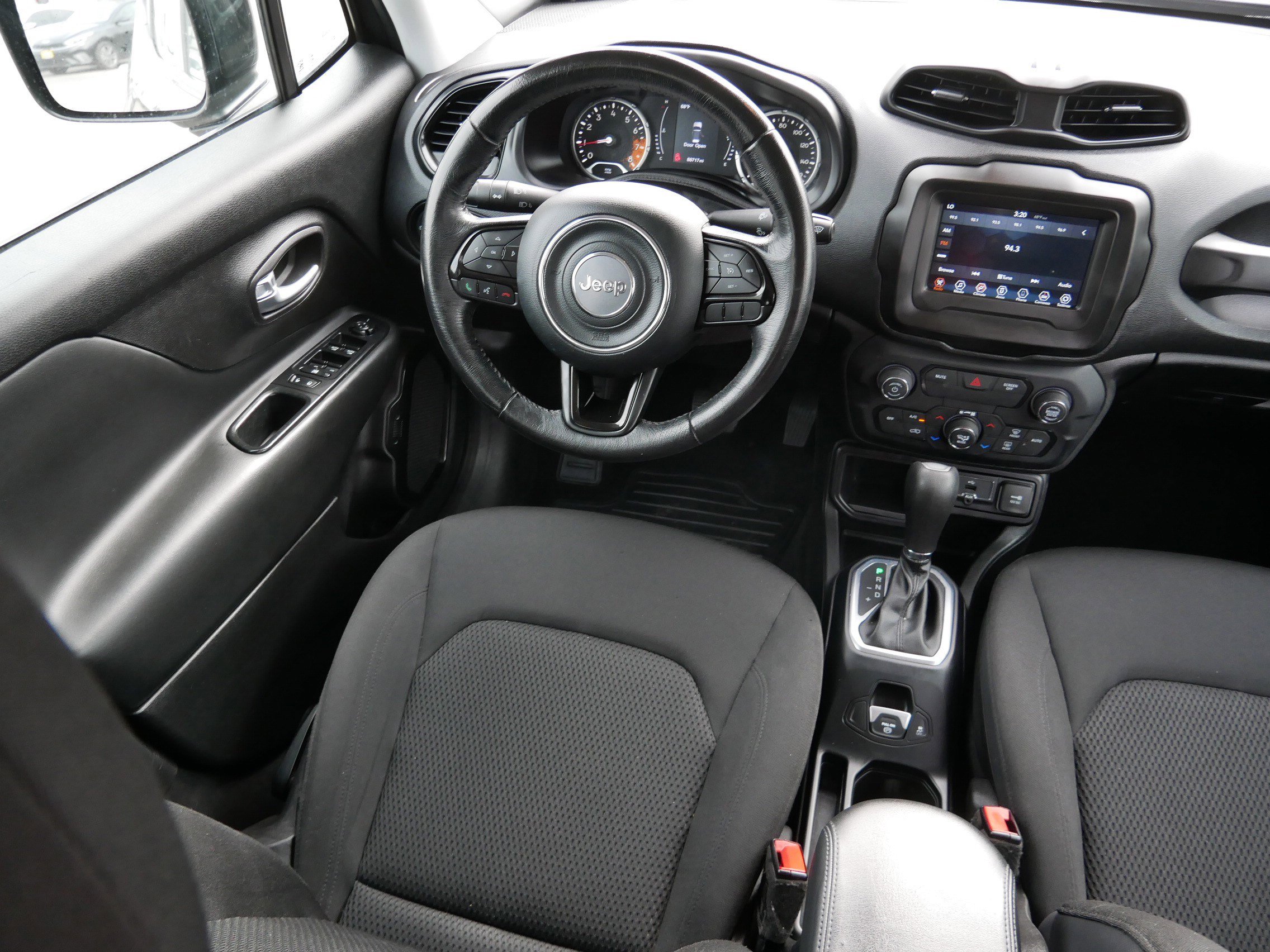 Used 2018 Jeep Renegade Altitude FWD image 9