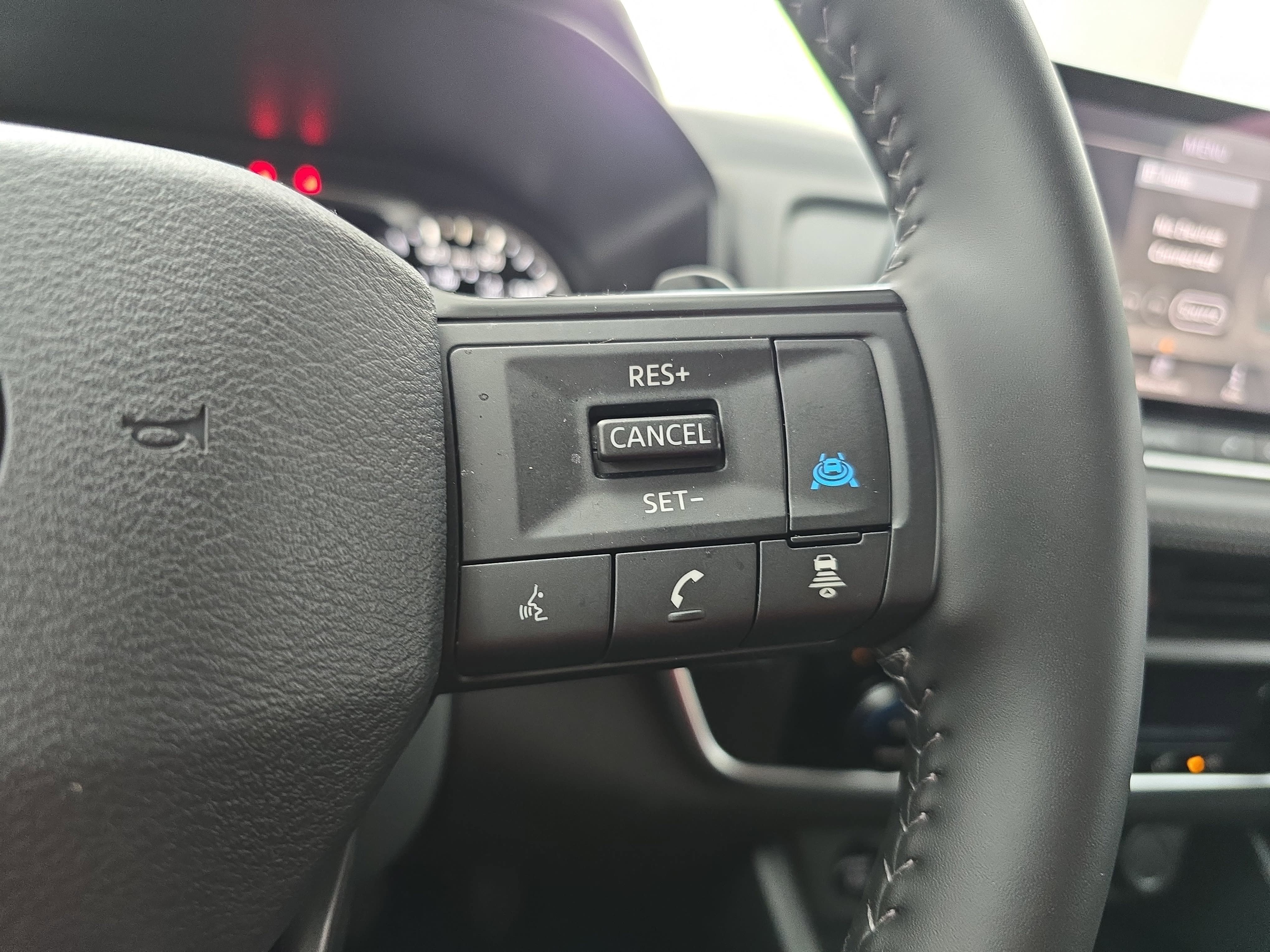 Certified 2025 Nissan Rogue SV FWD image 18