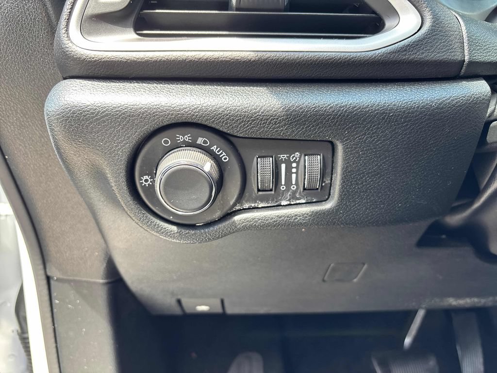 Used 2025 Chrysler Voyager LX FWD image 13