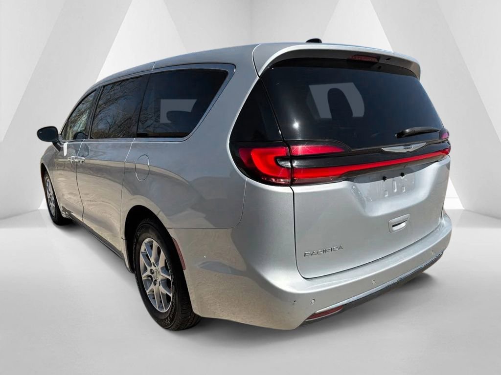 Used 2023 Chrysler Pacifica Touring-L image 5