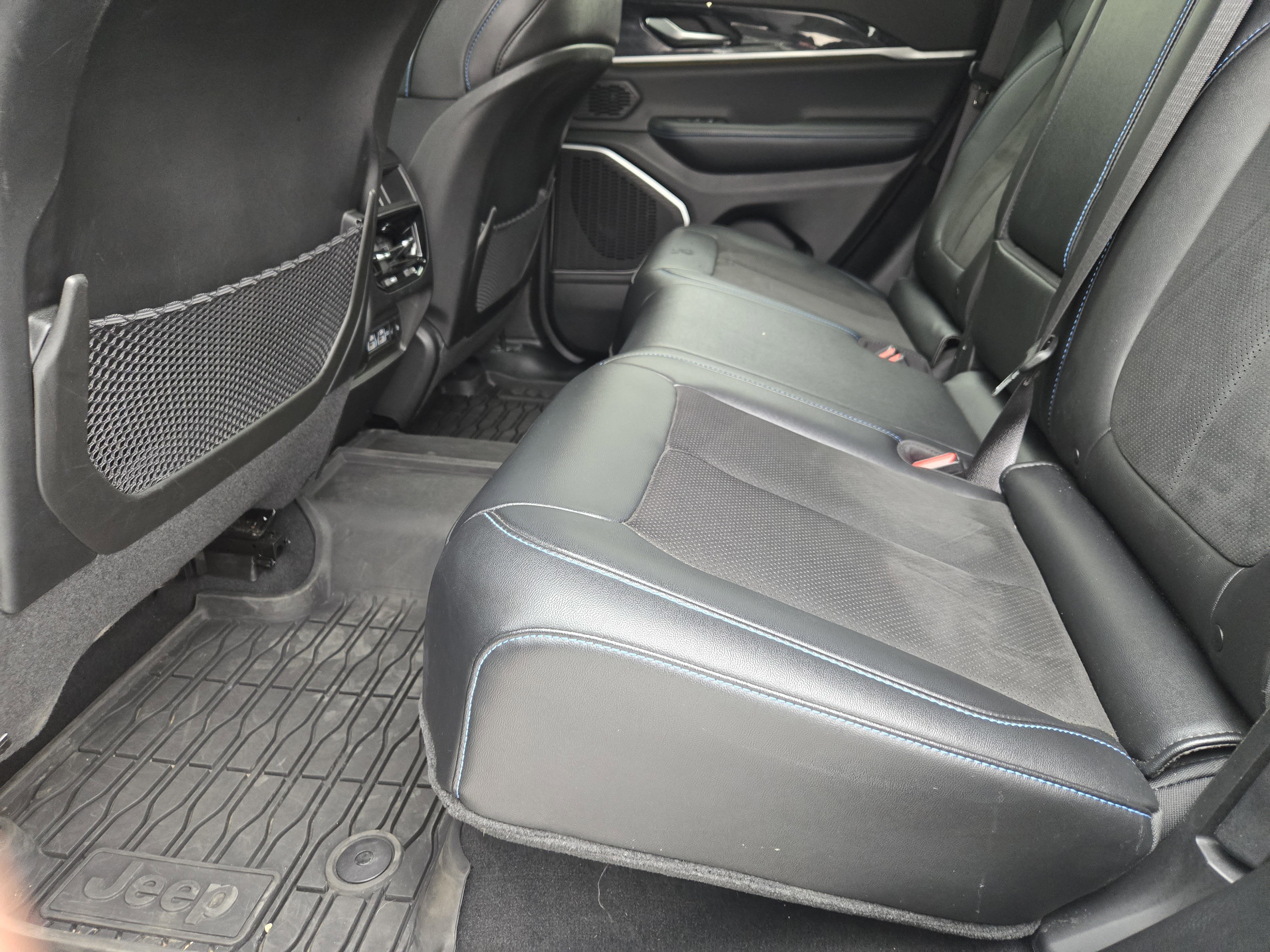 Used 2022 Jeep Grand Cherokee Trailhawk w/ Luxury Tech Group III image 33